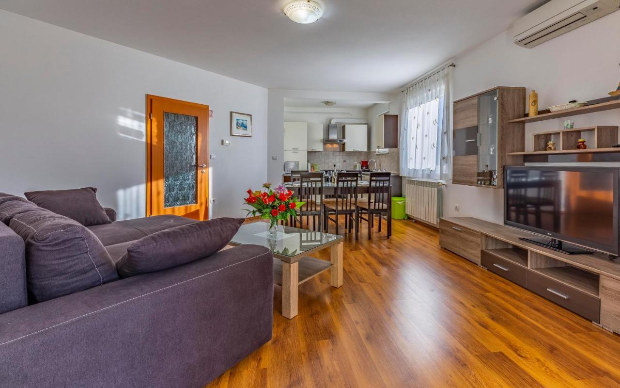 Istriensonne - Apartments Veruda Mit Grillterrasse Pula Eksteriør billede