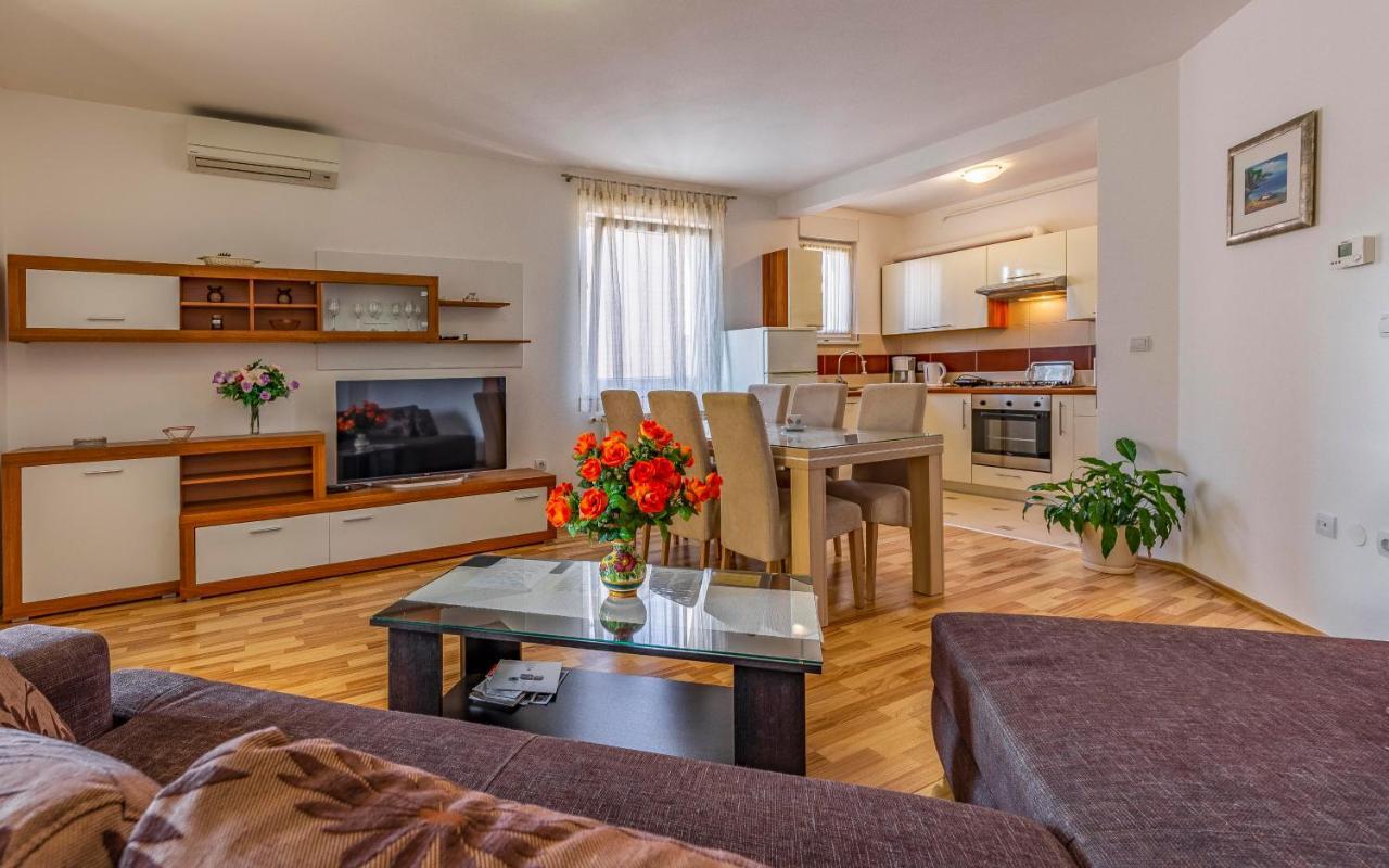 Istriensonne - Apartments Veruda Mit Grillterrasse Pula Eksteriør billede