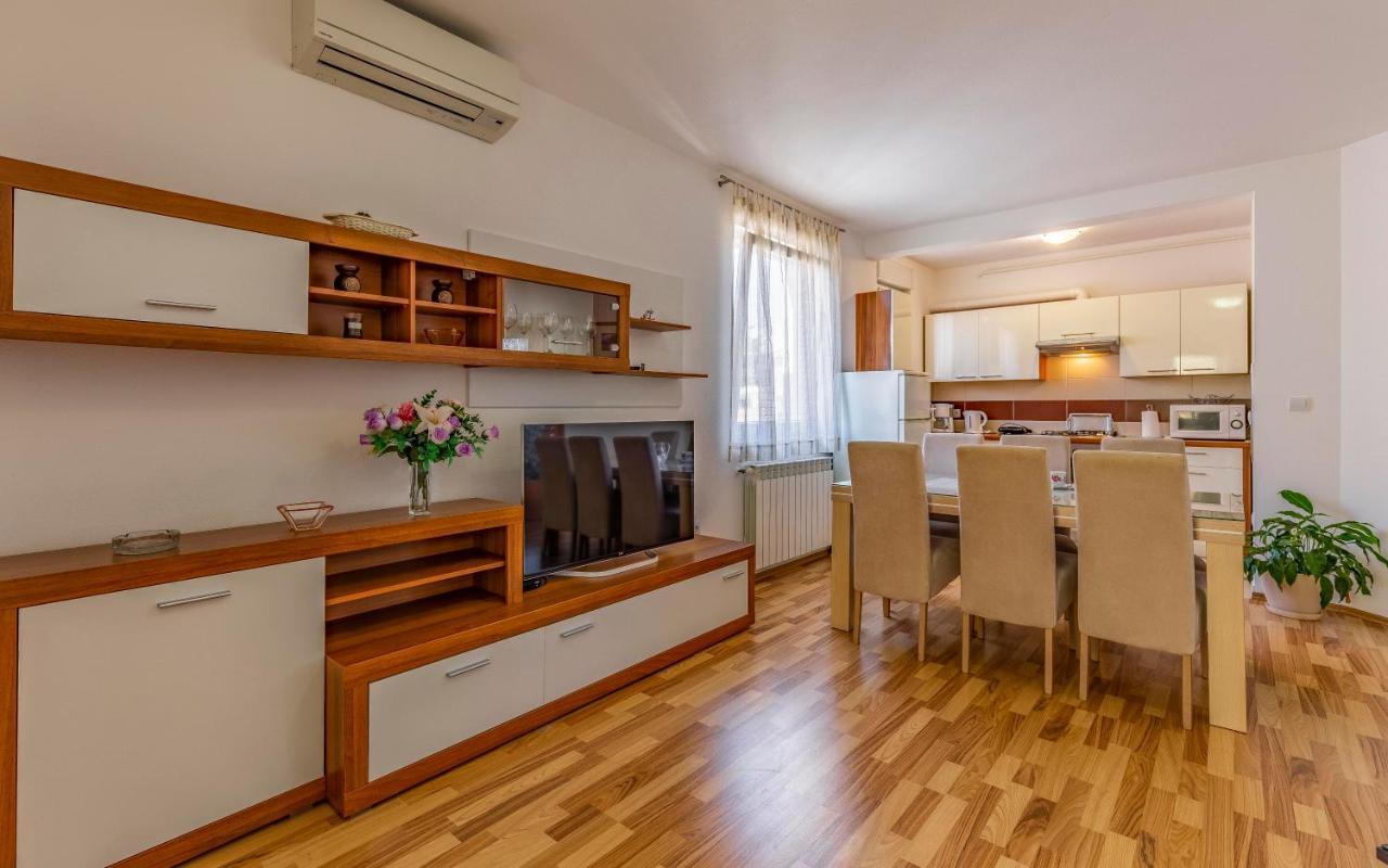 Istriensonne - Apartments Veruda Mit Grillterrasse Pula Eksteriør billede