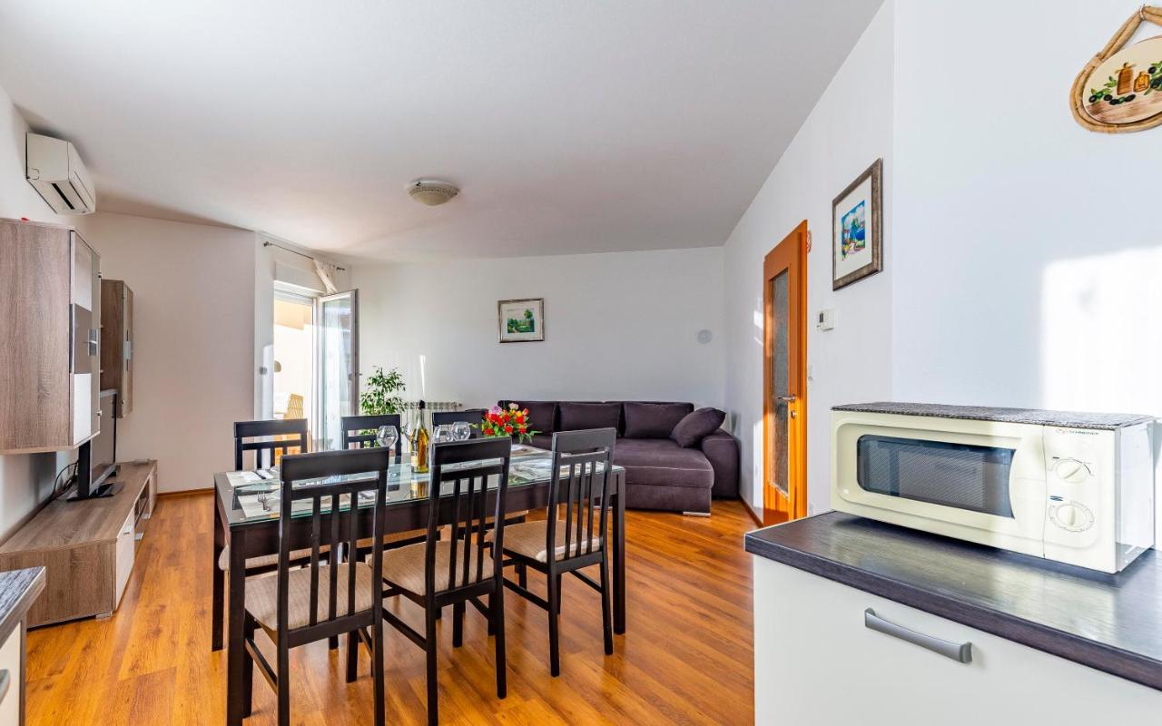 Istriensonne - Apartments Veruda Mit Grillterrasse Pula Eksteriør billede