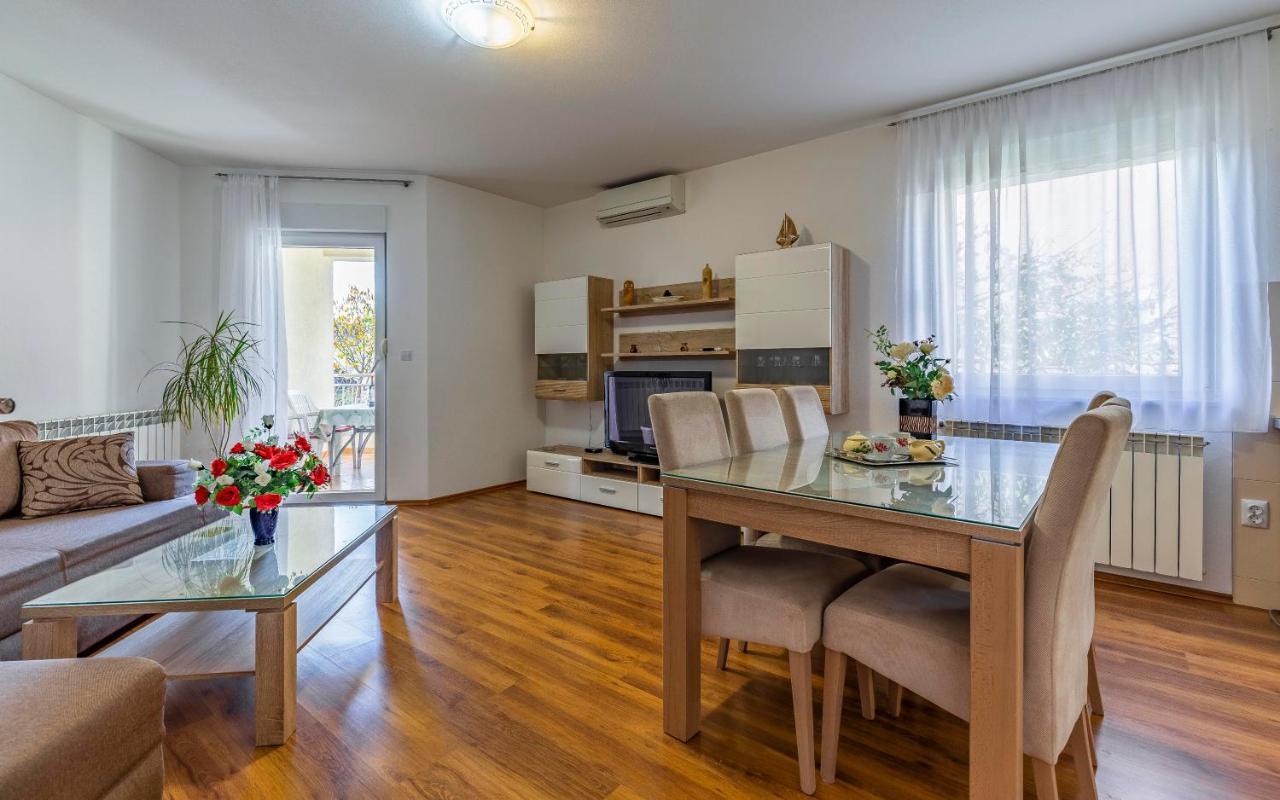 Istriensonne - Apartments Veruda Mit Grillterrasse Pula Eksteriør billede