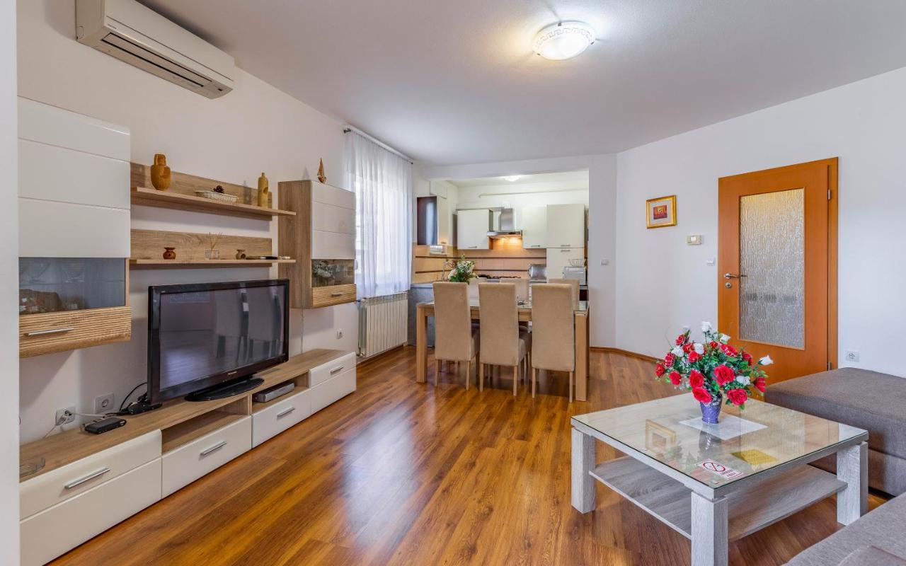 Istriensonne - Apartments Veruda Mit Grillterrasse Pula Eksteriør billede